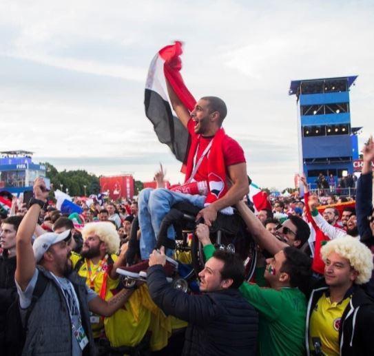 الصورة وحدها تحكي ما عاشه هذا الشاب المصري: كرة القدم فعلاً أكثر من مجرّد لعبة ومنافسة!