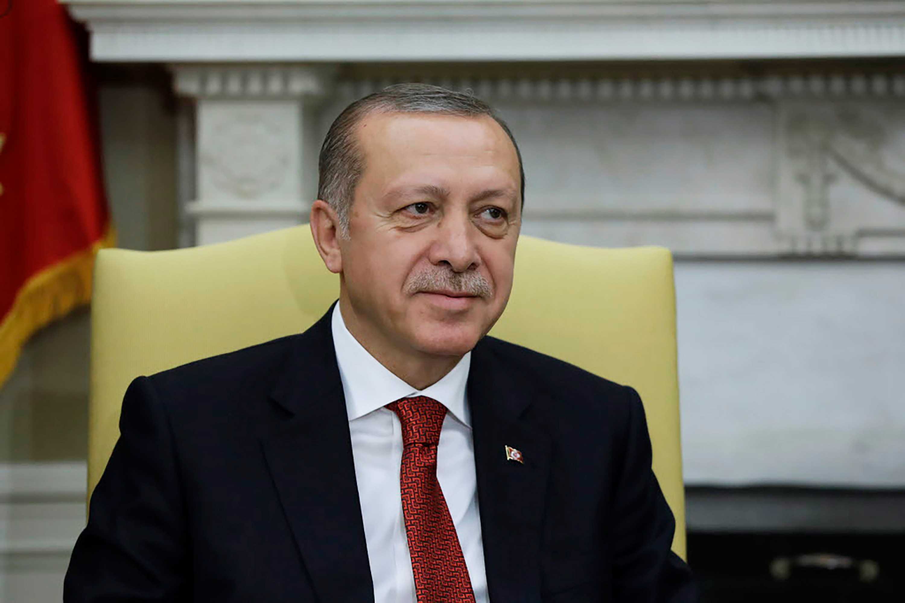 طالب كتب إلى أردوغان على تويتر يدعوه للسحور معه، فكان رد الرئيس مفاجئاً مرتين