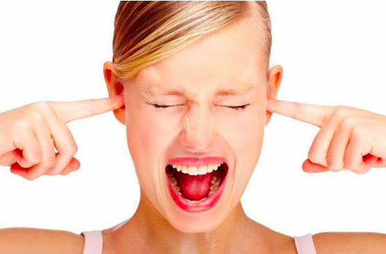 قد تواجه مشكلة خطيرة بالسمع أو مجرد مرض بسيط.. في كل الأحوال “طنين الأذن” إنذار عاجل يجب الالتفات إليه