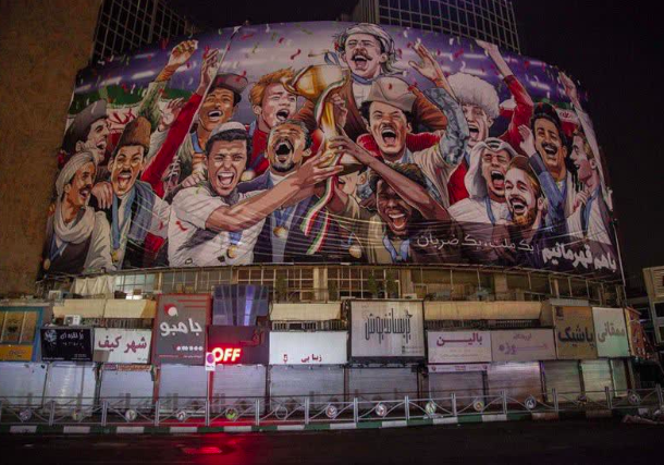 حكومتهم وعدتهم ببث المباريات لكنها خلفت.. لهذه الأسباب لن يشاهد الإيرانيون مباراة منتخبهم اليوم