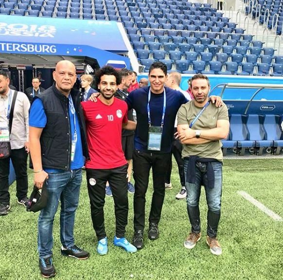 الإعلاميون الرياضيون مستاؤون أيضاً.. إقامة الفنانين في فندق المنتخب المصري بروسيا تثير غضباً، وشريف إكرامي يؤكد أن الوضع أشبه بـِ “فرح العمدة”