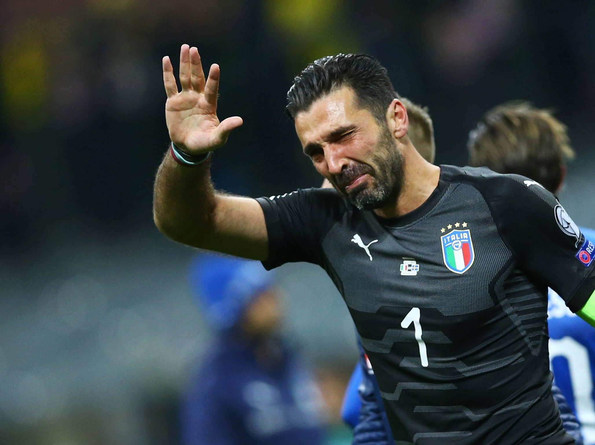 مسيرة وبطولات بوفون خلال 28 عاماً في الملاعب (رويترز)