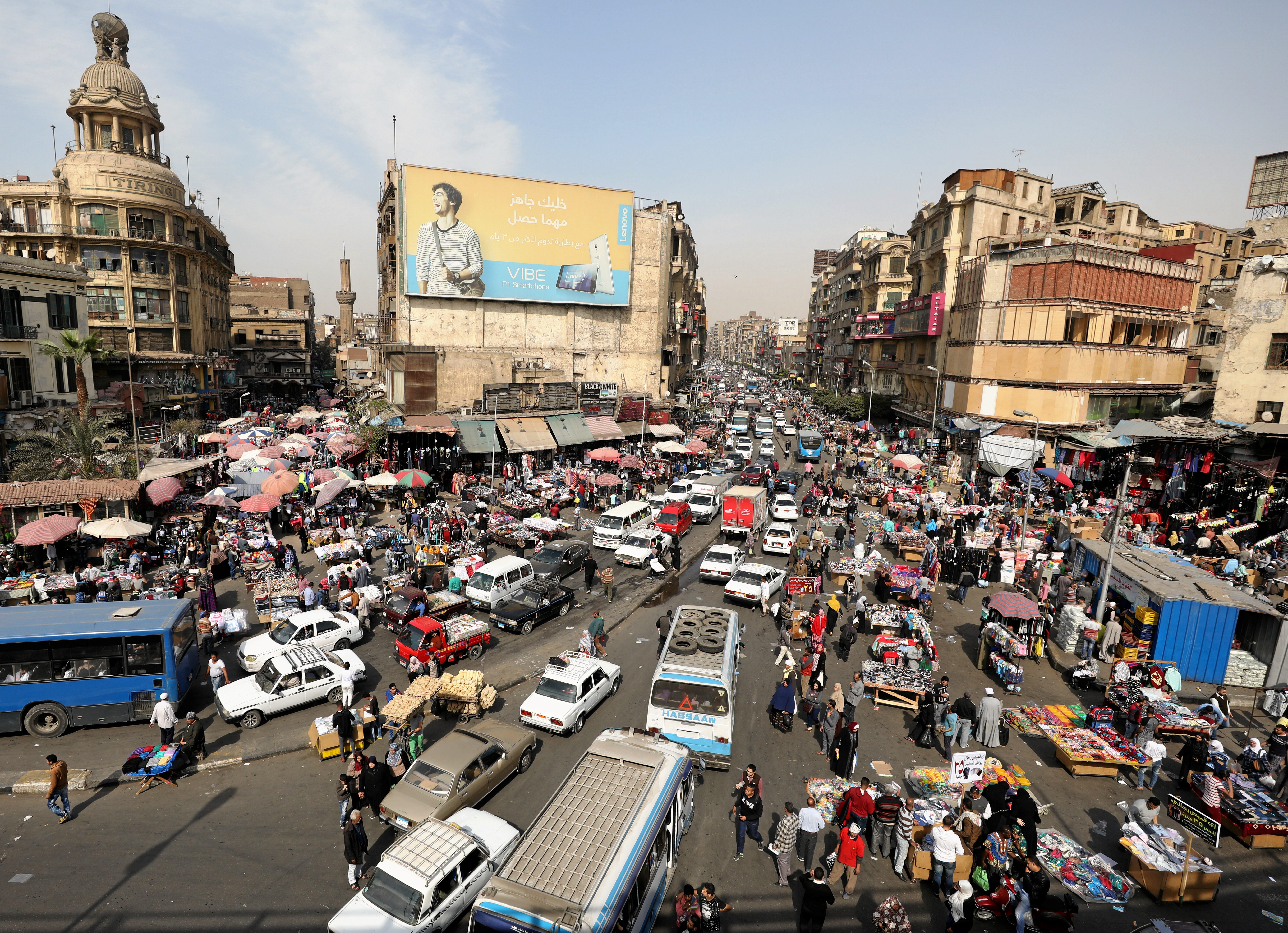 “الغلاء يصيب كل شيء إلا الأجور” و”المرتَّب لن يكفي ولو حلبناه”.. هكذا تفاعل المصريون مع الزيادات الجديدة في أسعار الوقود