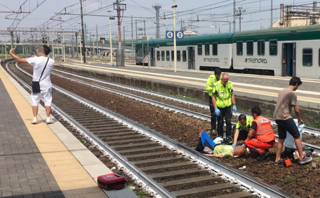 إيطالي التقط صورة “سيلفي” مع سيدة صدمها القطار وهي تعالج في المحطة، البعض وصفه بالأحمق، لكن موقف الشرطة كان غريباً