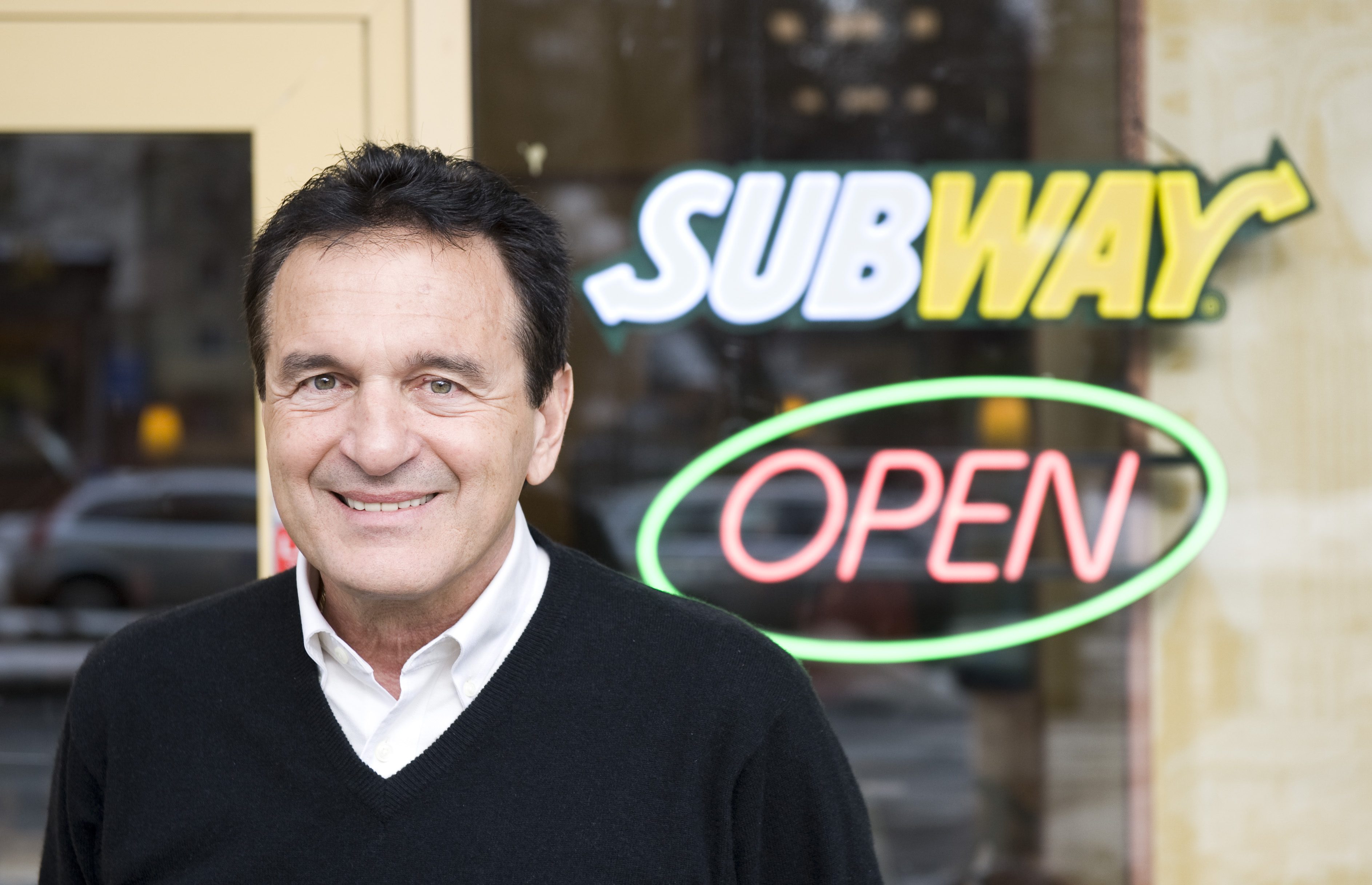 من بيع الزجاجات الفارغة لامتلاك أكبر مطاعم العالم.. كيف حقّق صاحب Subway حلمه؟