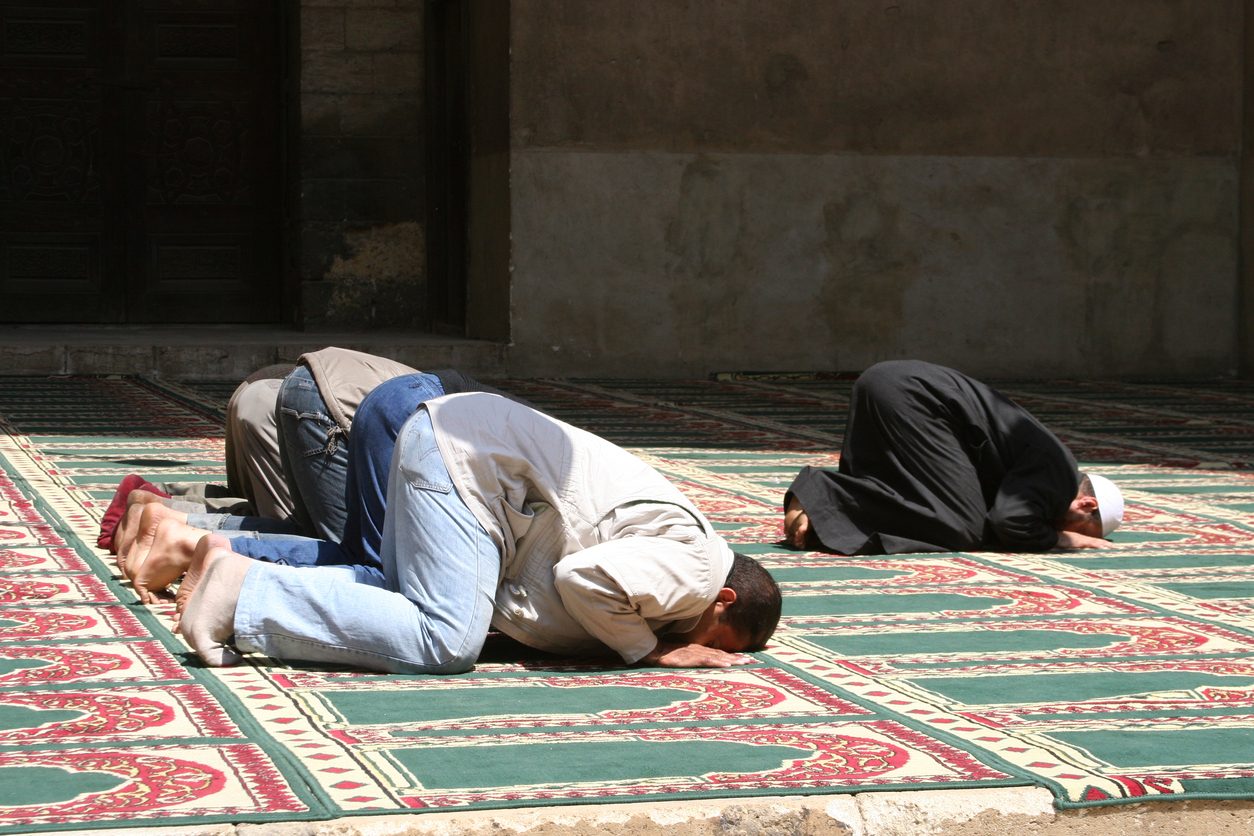 “المصريون يؤدون صلاة الفجر بغير وقتها”.. بين الفتاوى الدينية والآراء العلمية أين الحقيقة؟!