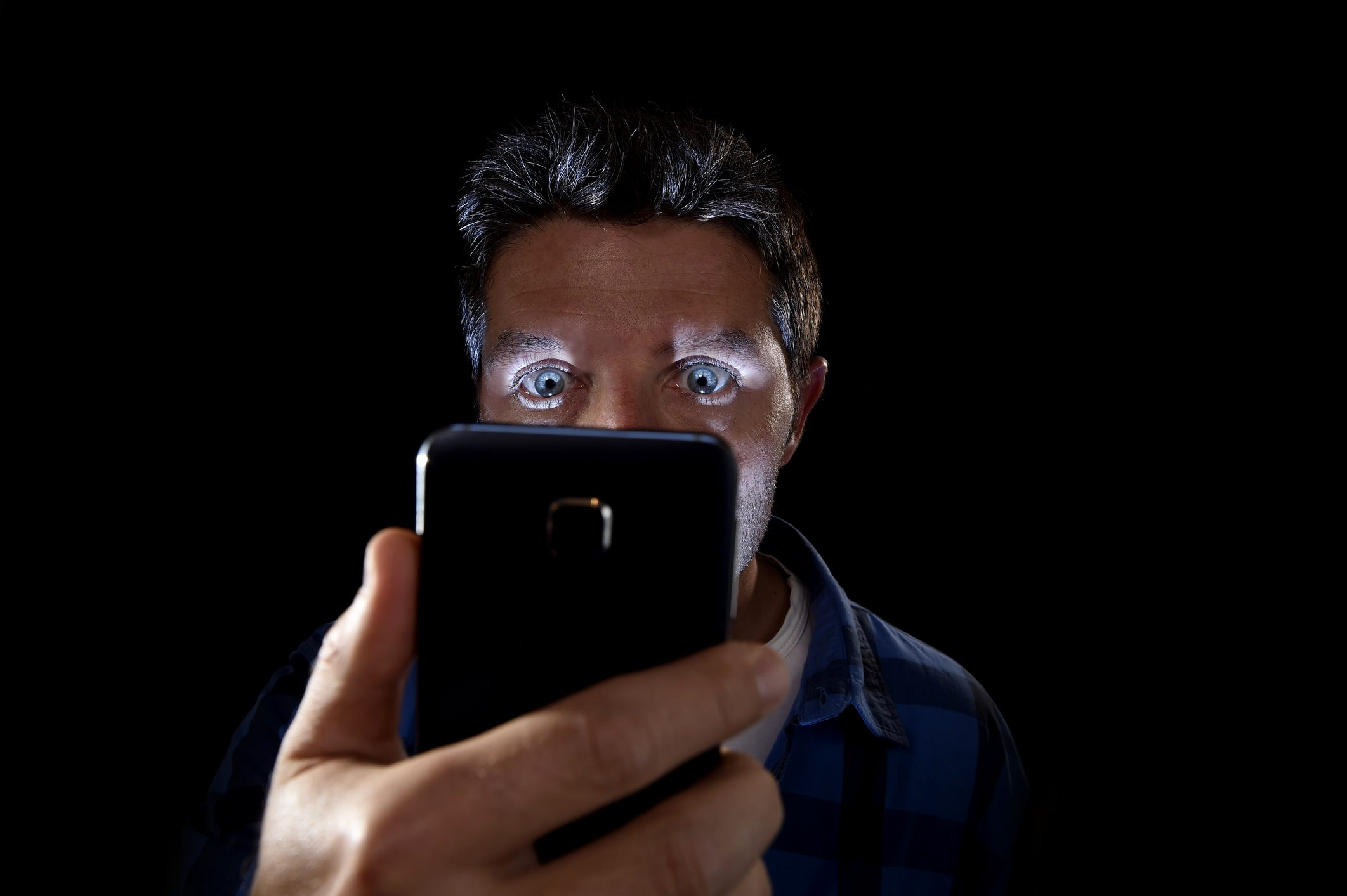 استخدام الأصابع سيصبح من الماضي! شاهد كيف تحكم هذا الشاب بجهاز آيفون بعينيه فقط