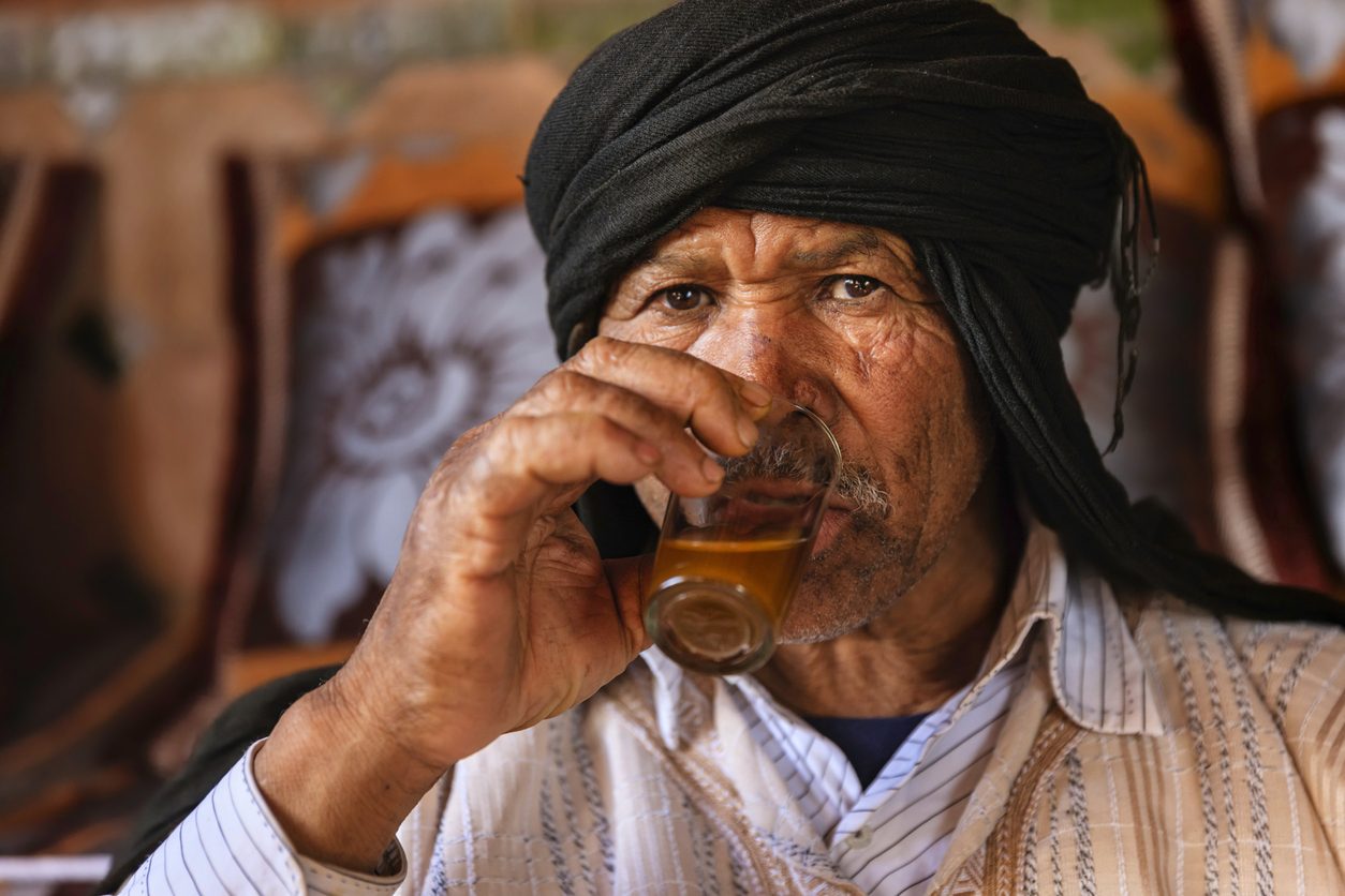 بعدما عالجوا به والياً مغربياً من إدمان الخمر انتشر بين المغاربة