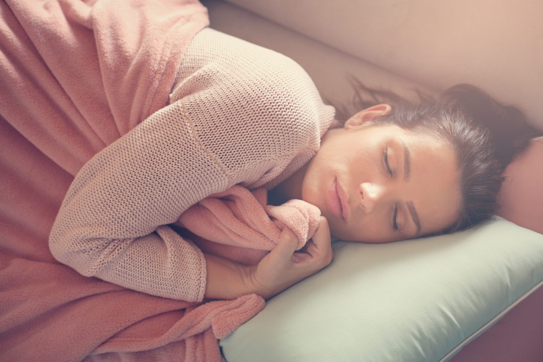 لم تشكُ من رأسنا المكتظ يوماً.. هذا ما نُدين به للوسادة