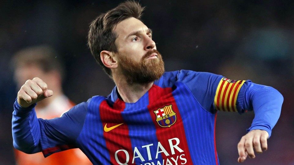 ميسي كما لم تره من قبل.. مقدّماً للأخبار وأميراً هندياً وفارساً مُدرَّعاً! (فيديو)