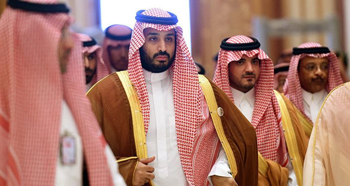 شاهد.. محمد بن سلمان ونجله يزوران الأمير مقرن في قصره بجدة