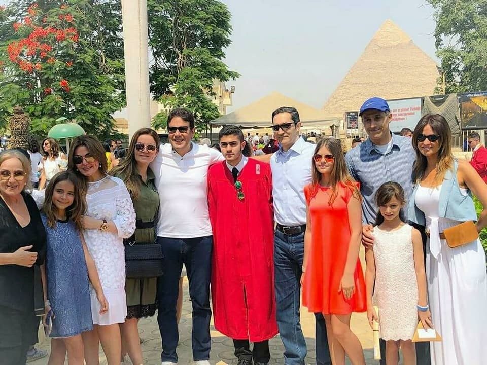 بالصور.. عائلة مبارك تحتفل بحفيده أمام الأهرامات