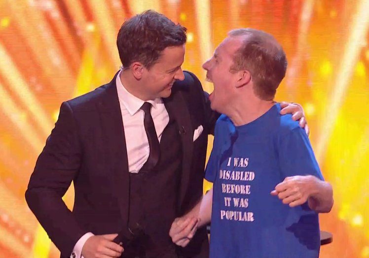 شبّهه البعض بالعالم الراحل ستيفن هوكينغ.. كوميدي أبكم يفوز بجائزة Britain’s Got Talent