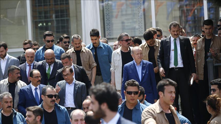 أردوغان يصلي الجمعة برفقة السياسي الماليزي “أنور إبراهيم” (صور)