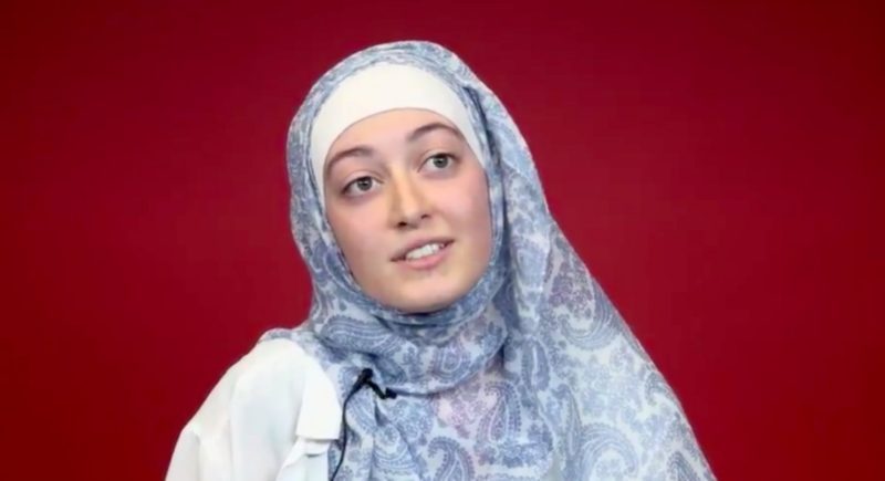 أصولها فرنسية وأجدادها كانوا مناضلين من أجل الحرية.. قصة الطالبة المسلمة التي استشاط علمانيو باريس غضباً منها