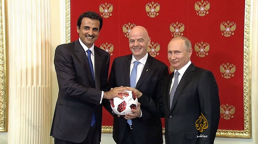 وبدأ العد التنازلي لمونديال قطر.. شاهد بوتين يسلِّم الأمير تميم شارة كأس العالم 2022