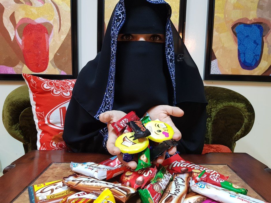 الموناليزا بالحجاب ولوحات غرانت وود بالزي الإسلامي.. فنانة سعودية تُعِدُّ النسخة العربية من أبرز الأعمال الغربية.. بـ”أغلفة الحلوى”!