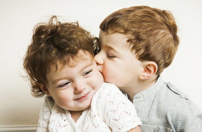 هل طبيعي أن يستكشف الأطفال أجساد بعضهم البعض؟