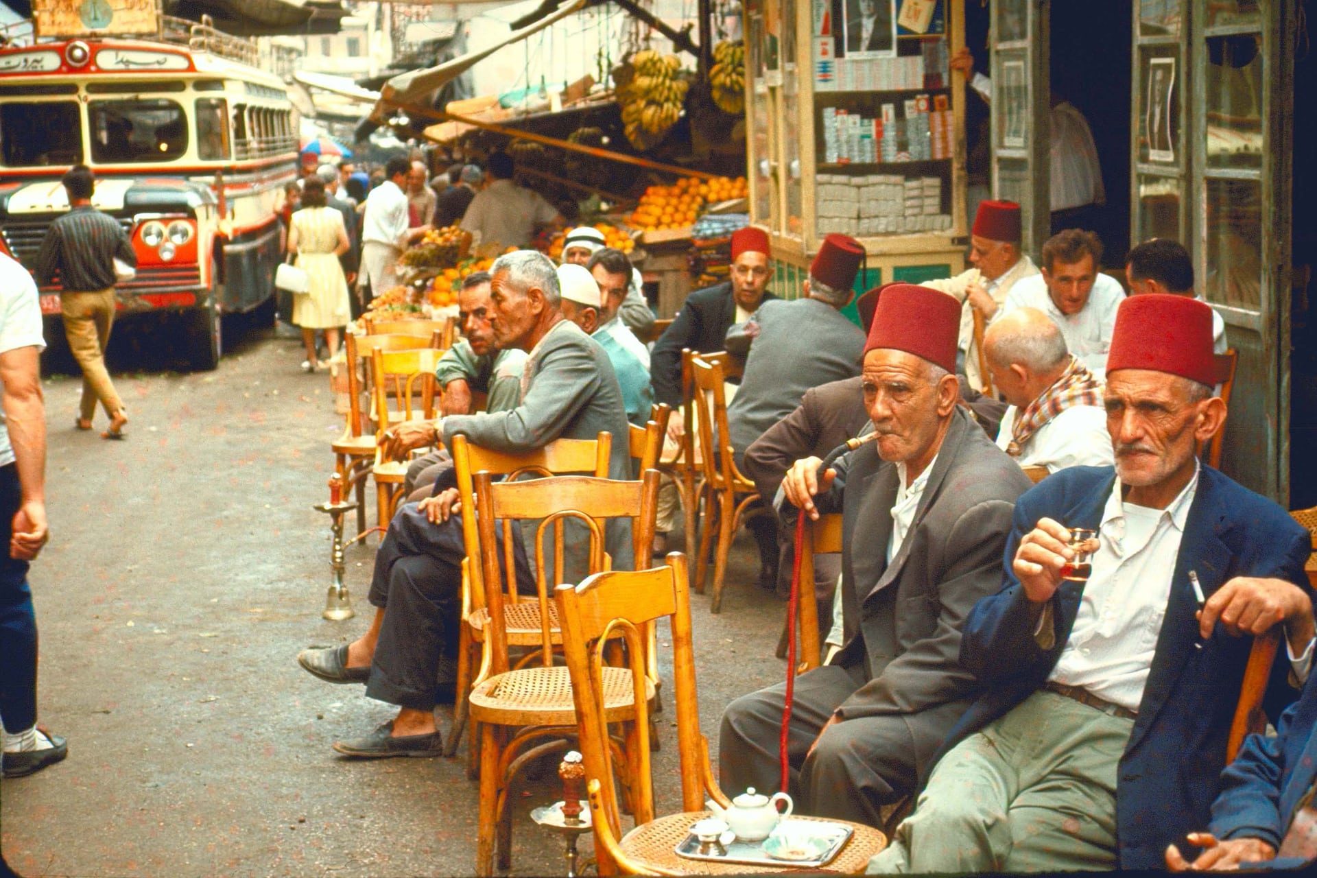 بعدما شكّلتْ مركزاً لتجمُّع المفكّرين من حول العالم – صُنّاع القهوة في بيروت يسعون لإعادة إحياء ثقافة المقاهي!