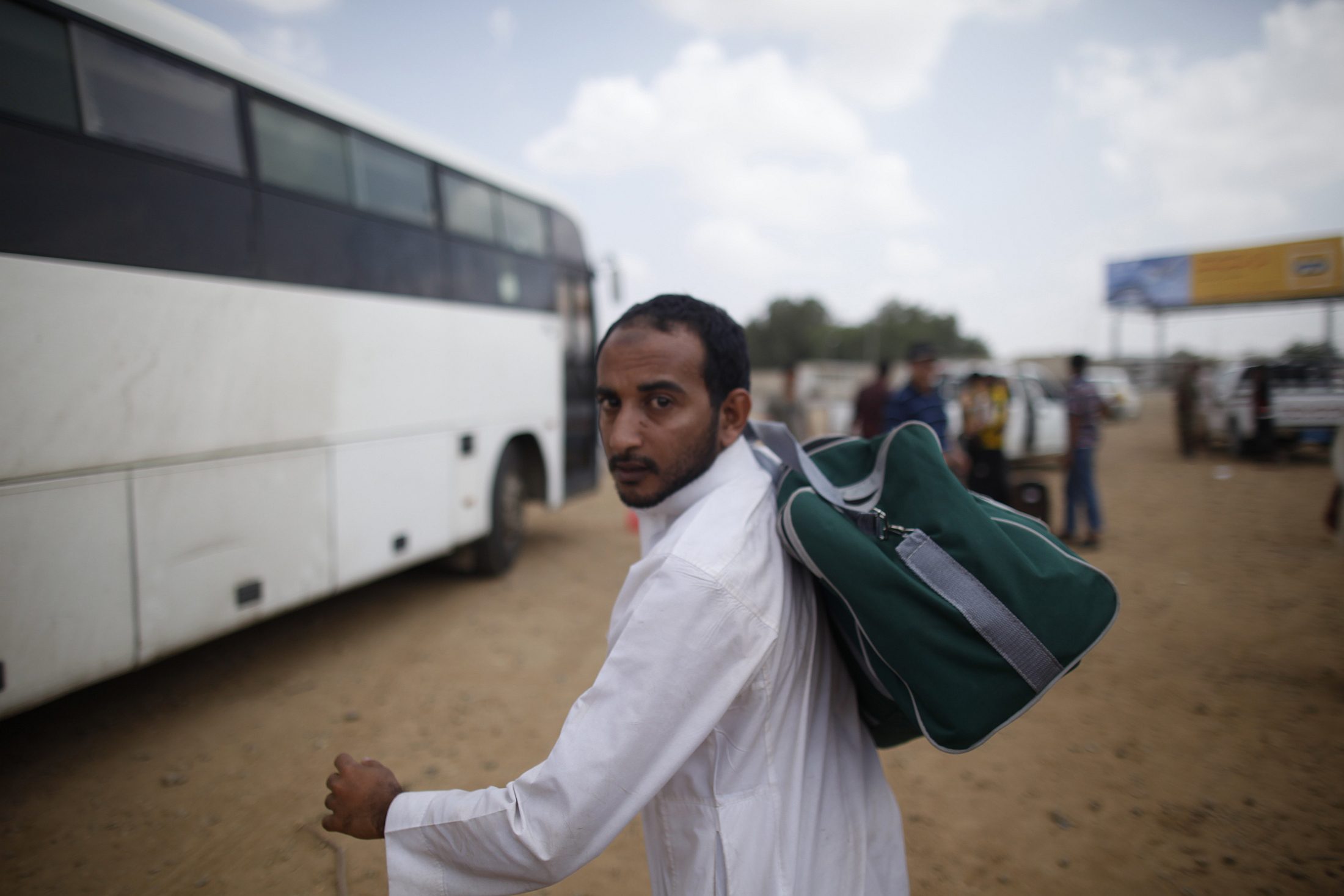 لماذا على الأمير بن سلمان أن يتمهل في ترحيل العمالة الأجنبية؟.. تحديات “الوظائف المنبوذة” تهدد خططه لإصلاح الاقتصاد السعودي