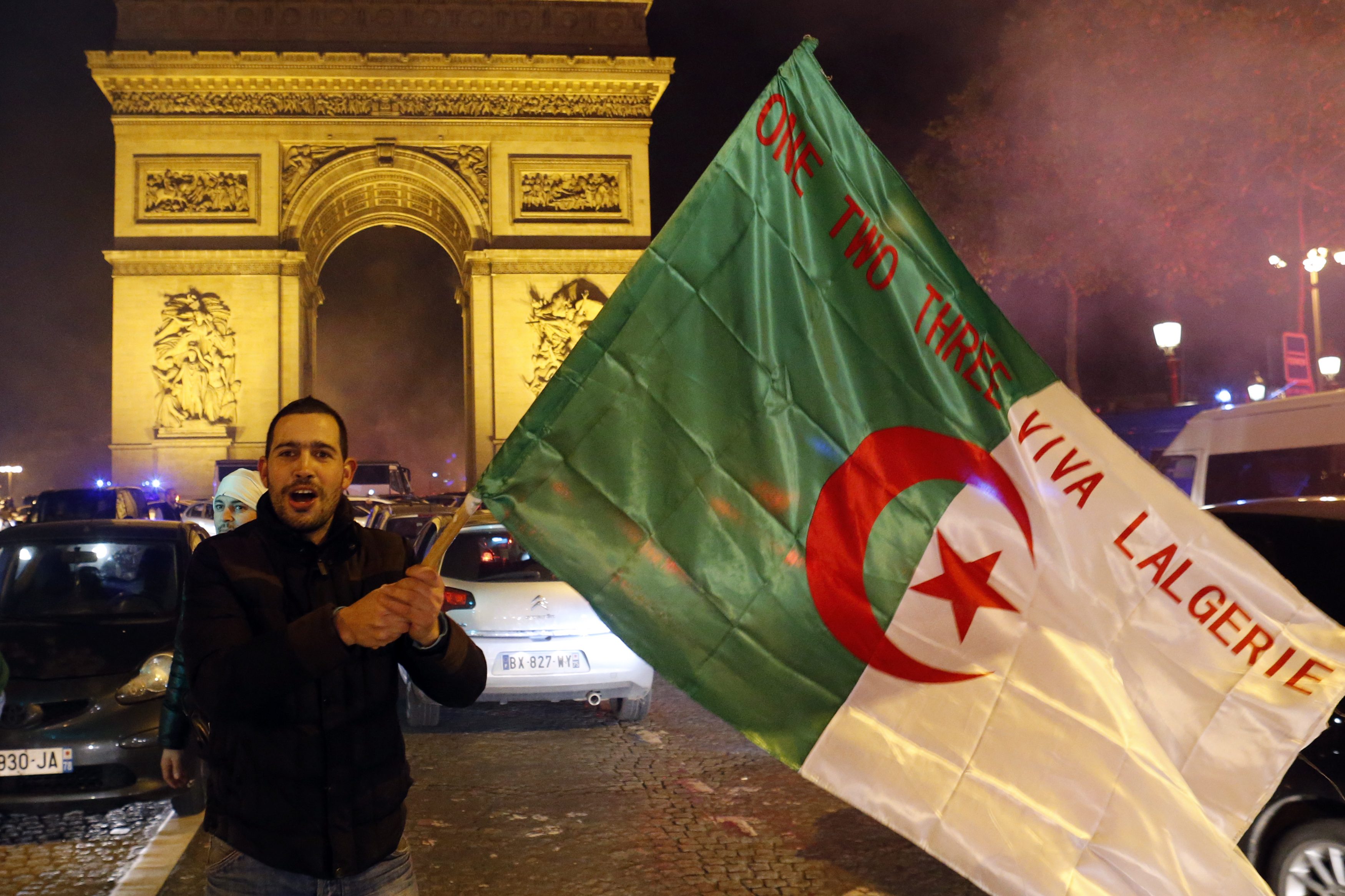 رفعَ العَلم الجزائري في احتفال الفرنسيين بالتأهل لنهائي المونديال فانهالوا عليه ضرباً!.. سر حمل الجزائريين عَلمهم رغم عدم تأهل منتخبهم (فيديو)