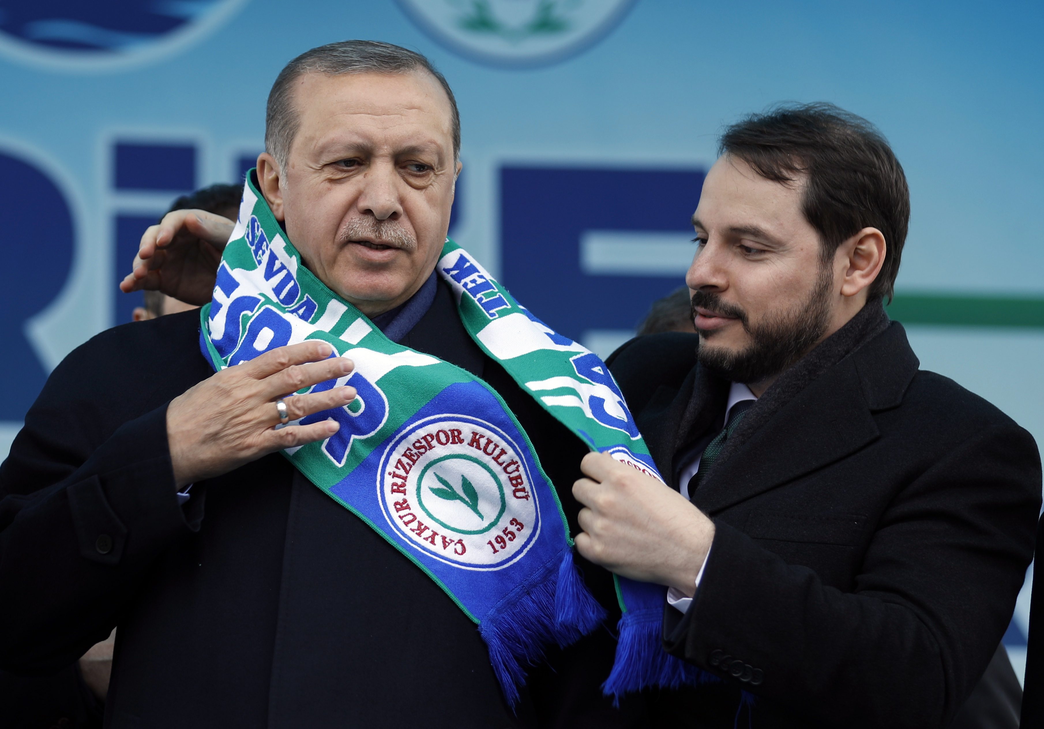رافق أردوغان خلال أصعب لحظات الانقلاب، ويُنظَر له على أنه الرجل الثاني.. من هو صهر الرئيس الذي تولى وزارة المال في ظروف صعبة؟