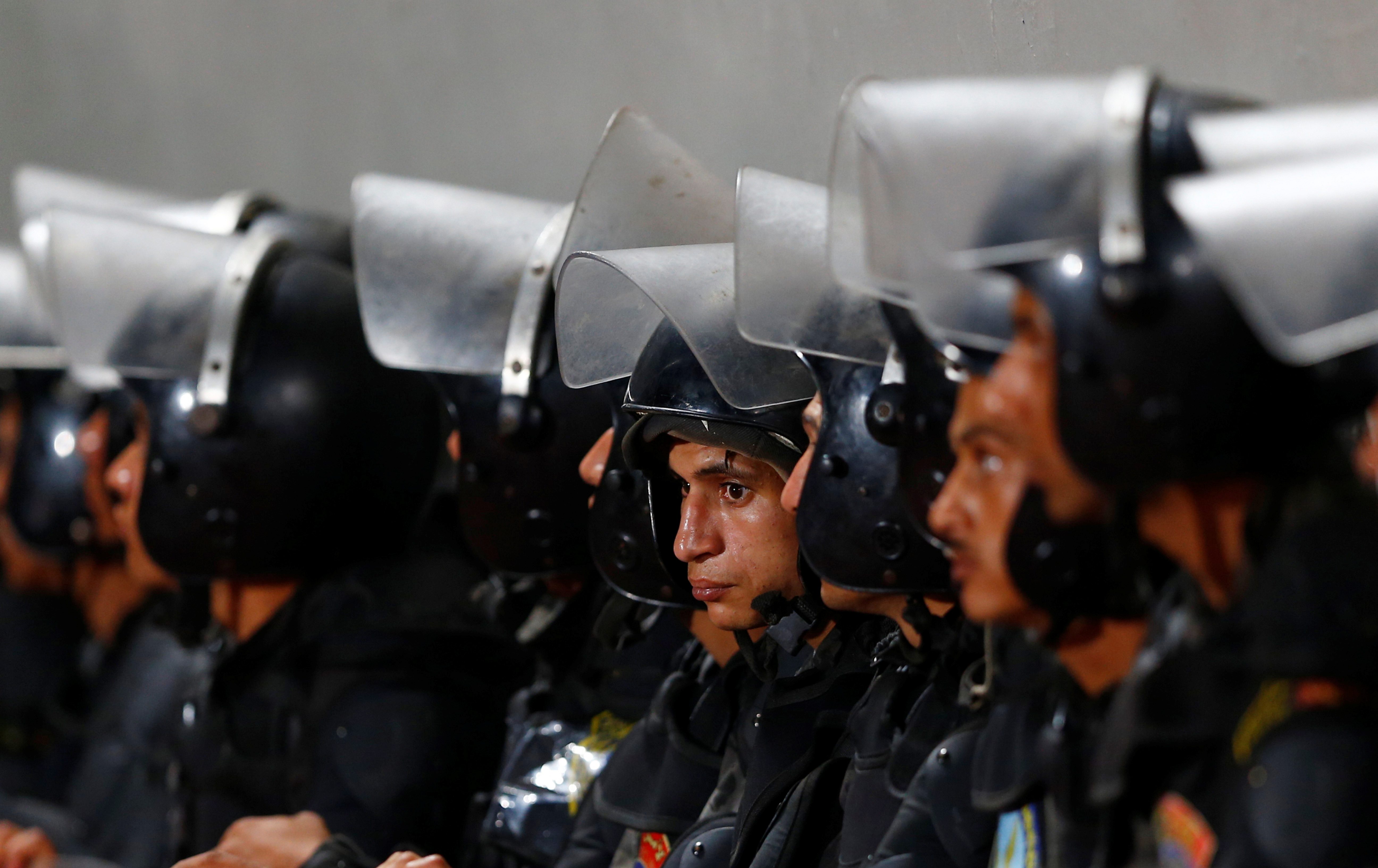 جنت فرنسا أرباحاً طائلة من “قمع المصريين” فتعالت المطالب الحقوقية بمنع السلاح عن القاهرة..  وزير الدفاع المصري يتوجه إلى باريس