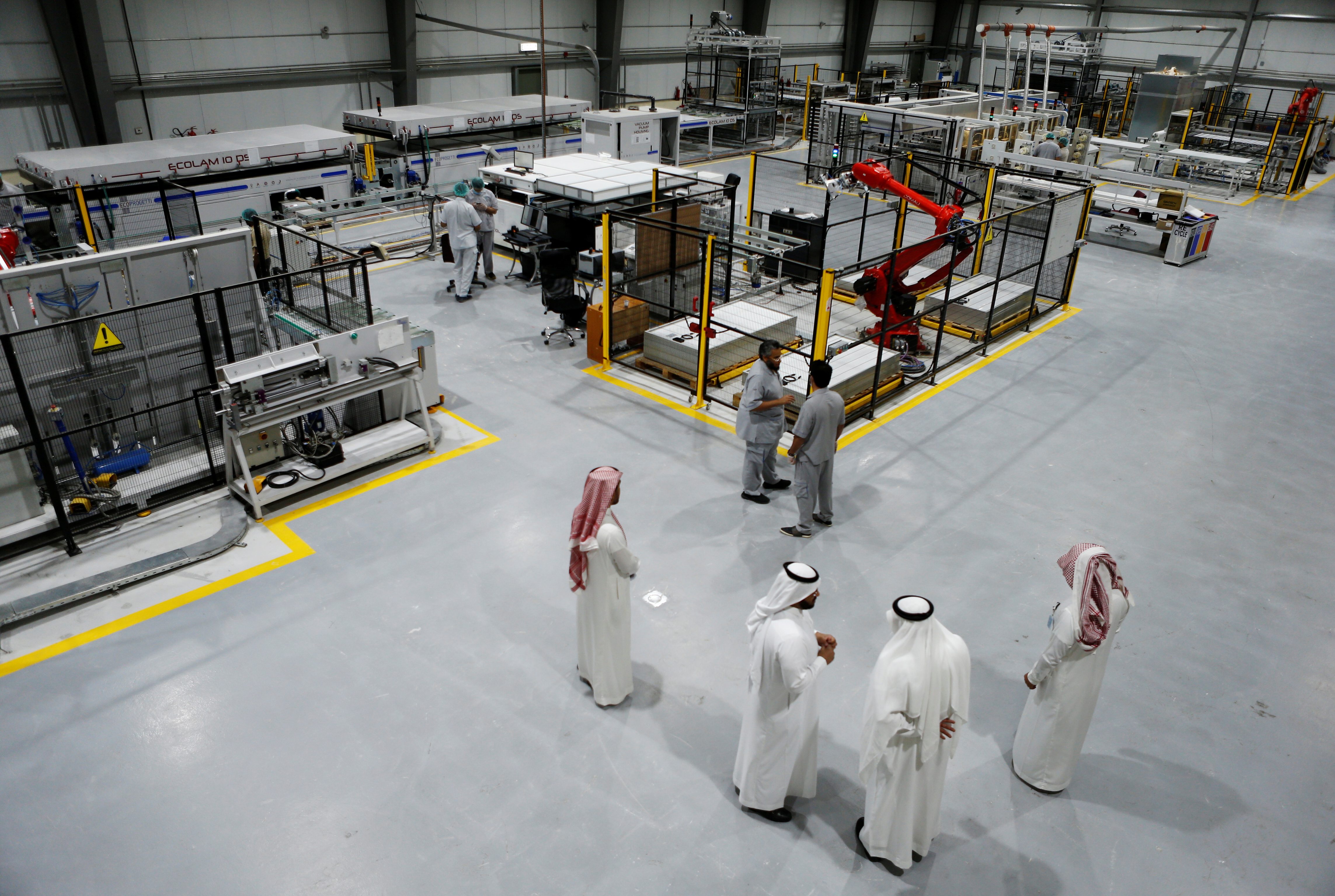 مليون مغترب غادر المملكة خلال عامين فخُلقت أزمة ثقة لدى المستثمرين.. الرياض تتدخل وتتخذ قراراً بشأن تخفيض التوطين في 12 قطاعاً