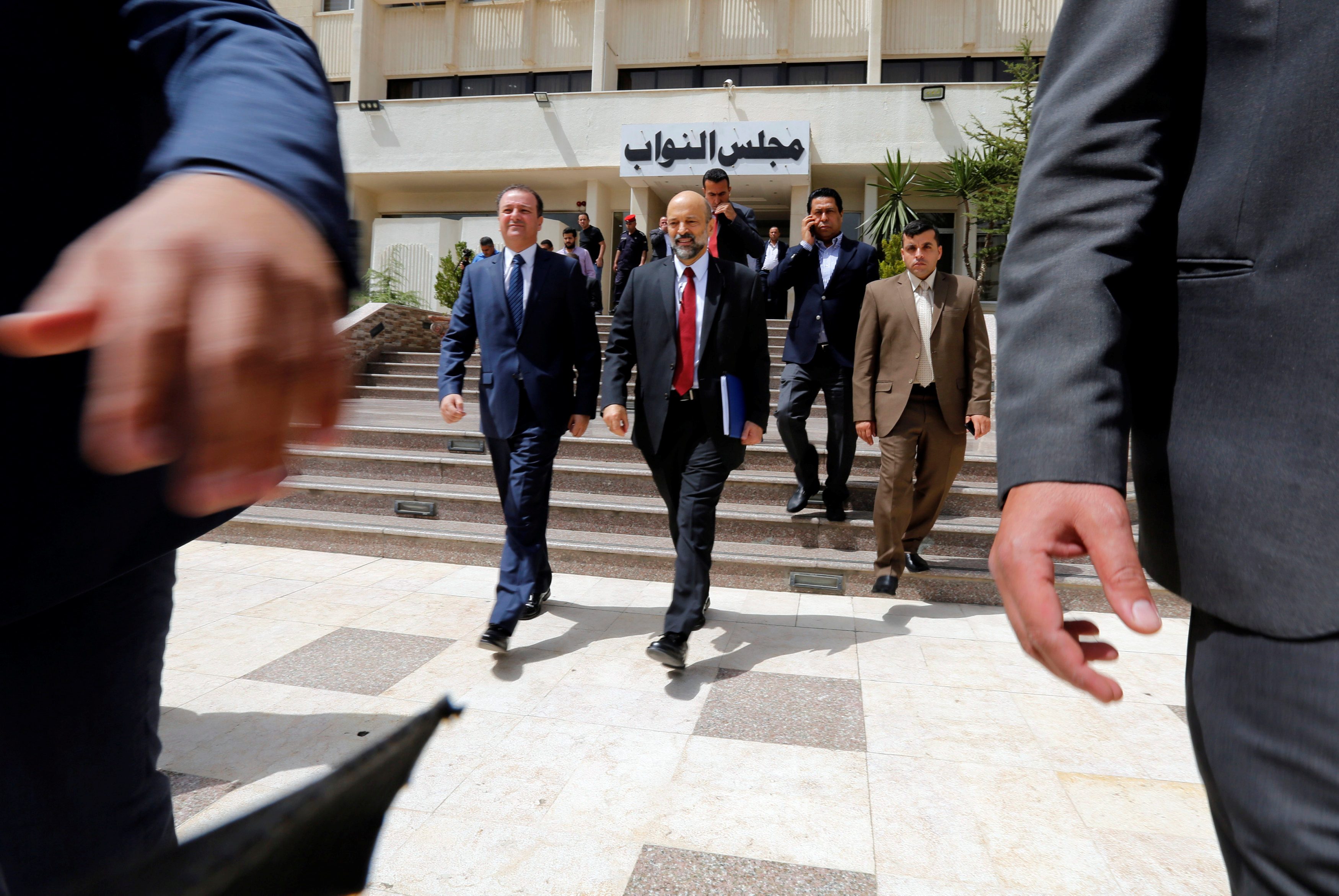 محاولة انتحار بالبرلمان في حضور رئيس الوزراء الأردني.. مواطن حاول القفز من شرفات المجلس تزامنا مع منح الثقة للحكومة (فيديو)