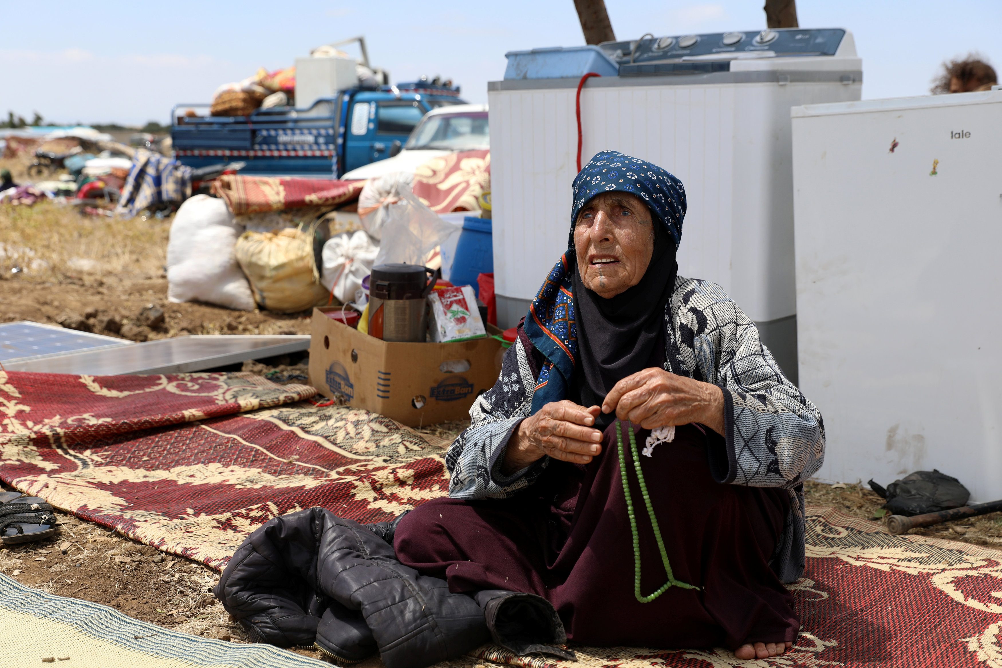 على الحدود الأردنية المغلقة.. لا ماء لا طعام لا شيء يحميهم من أشعة الشمس.. هنا الموت يحاصر نازحي درعا