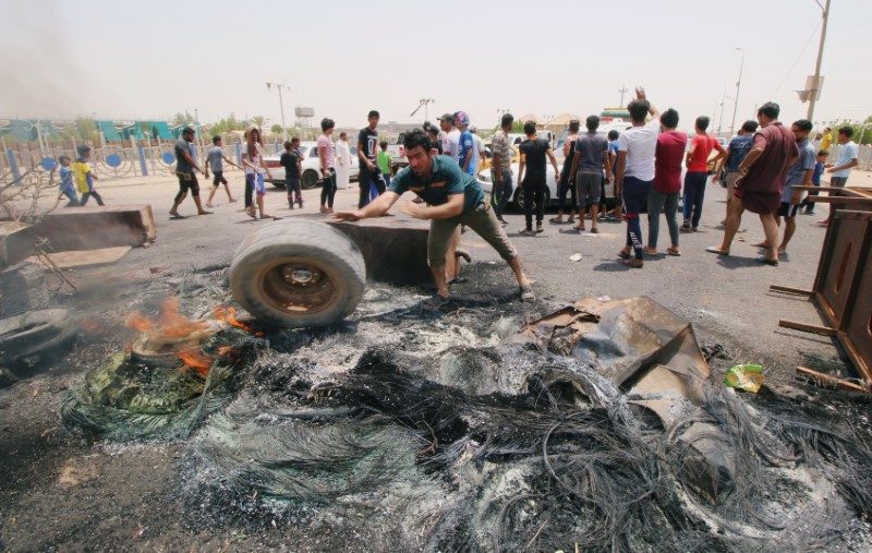 المدينة النفطية تنتفض بسبب البطالة.. مقتل متظاهر يدفع رئيس الحكومة لقطع سفره.. وممثل السيستاني: البصرة تعيش بؤساً وحرماناً