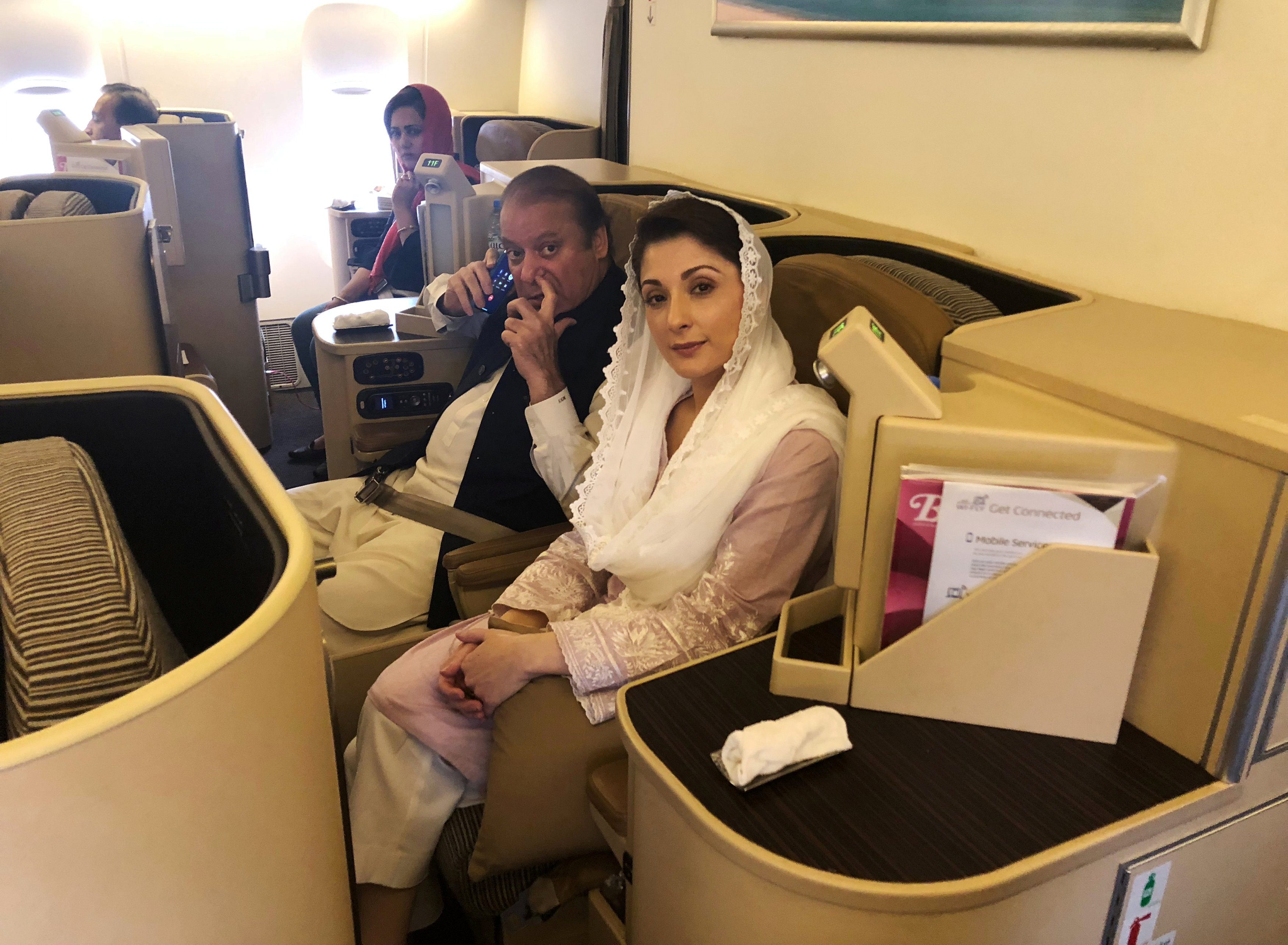 صحيح أن نواز شريف سلَّم نفسه للسلطات لتعتقله في المطار.. لكن هذا ما يسعى إليه من هذه الخطوة المفاجئة