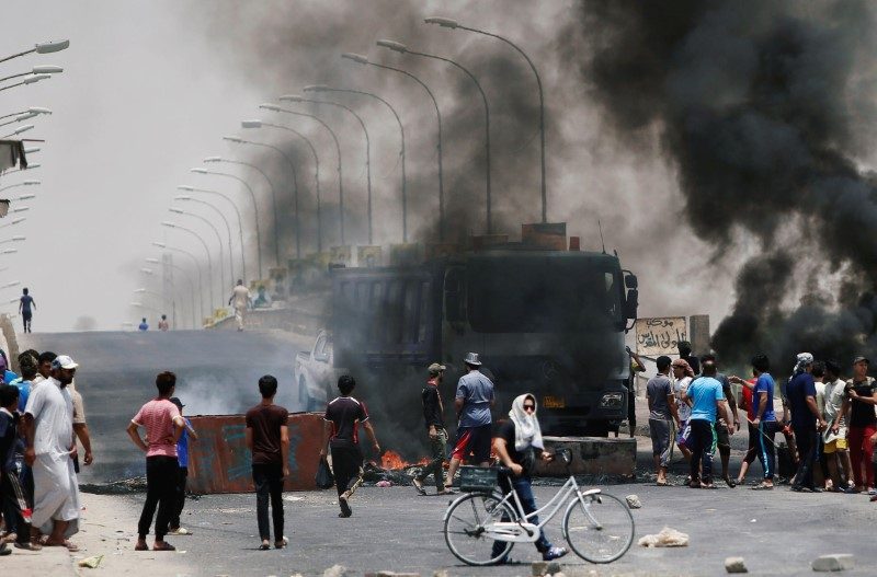 أما وأن الاحتجاجات تجتاح جنوبي العراق وتستهدف النفط.. دولتان خليجيتان تتخوفان من آثارها على الحدود وإحداها تستنفر قواتها