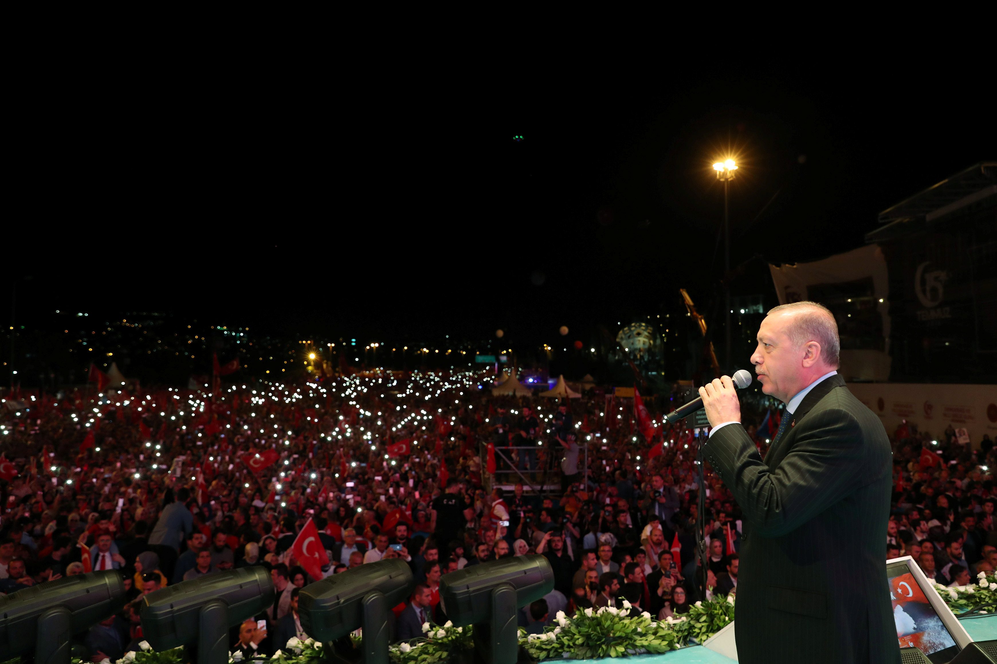 تركيا تُحيي ذكرى الانقلاب الفاشل.. وأردوغان يتعهد بملاحقة المتورطين “بلا كَلَل” (صور)