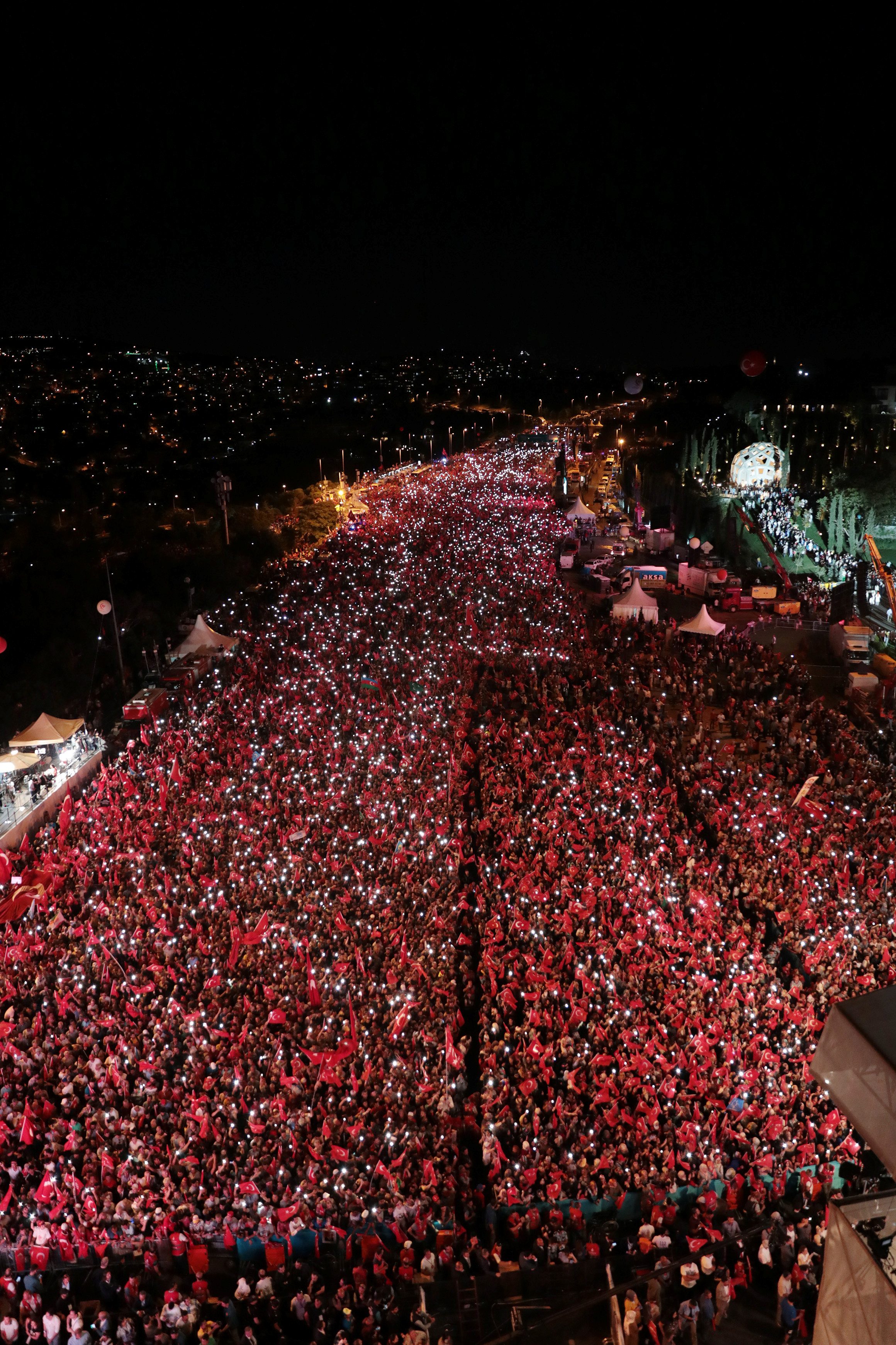 تركيا تُحيي ذكرى الانقلاب الفاشل.. وأردوغان يتعهد بملاحقة المتورطين “بلا كَلَل” (صور)