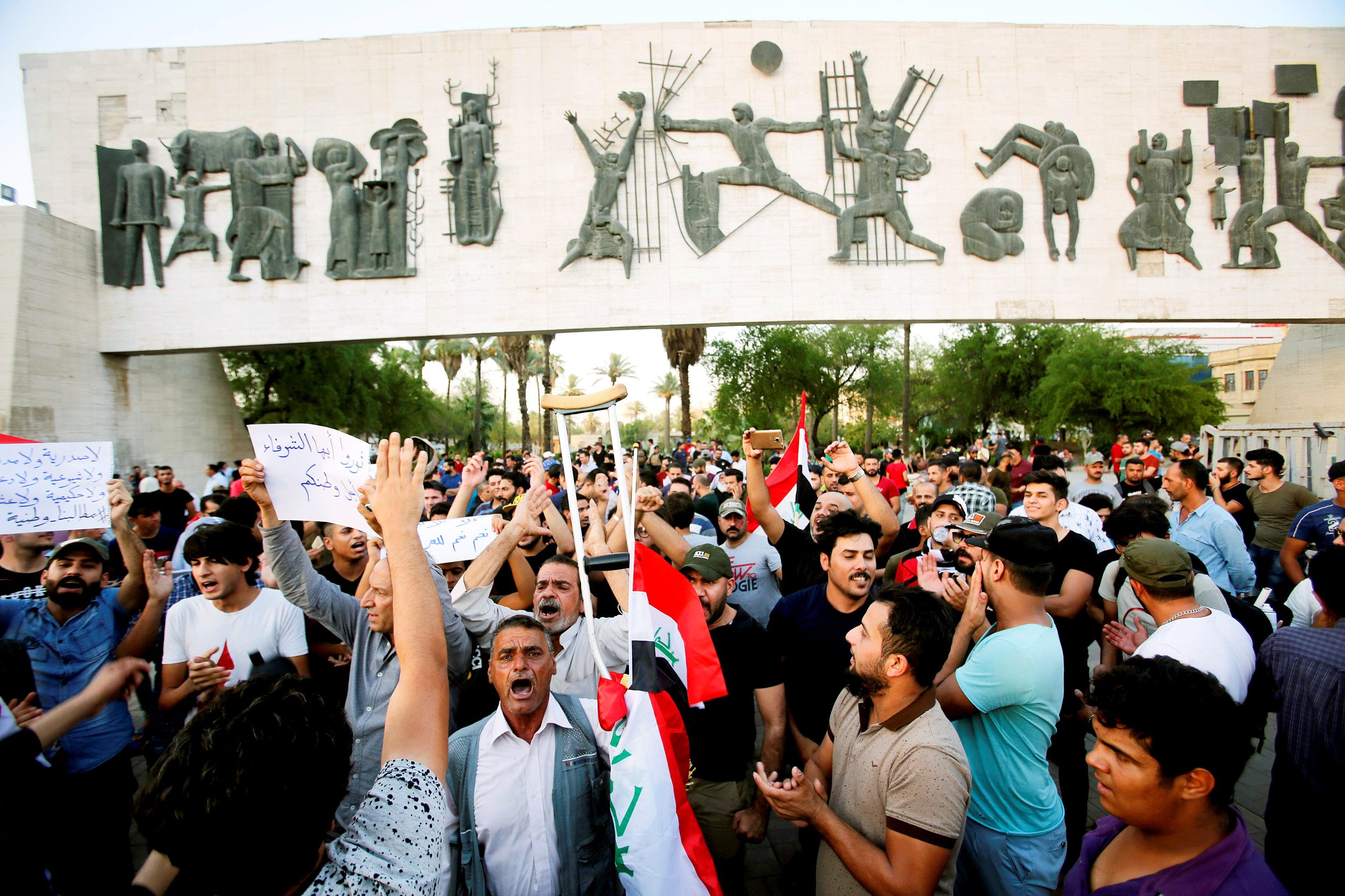 خلية أزمة في كل وزارة ومحافظة لوضع حلول لمطالب المتظاهرين.. الحكومة العراقية تبحث عن مَخرج سريع، والمحتجون: مجرد وعود
