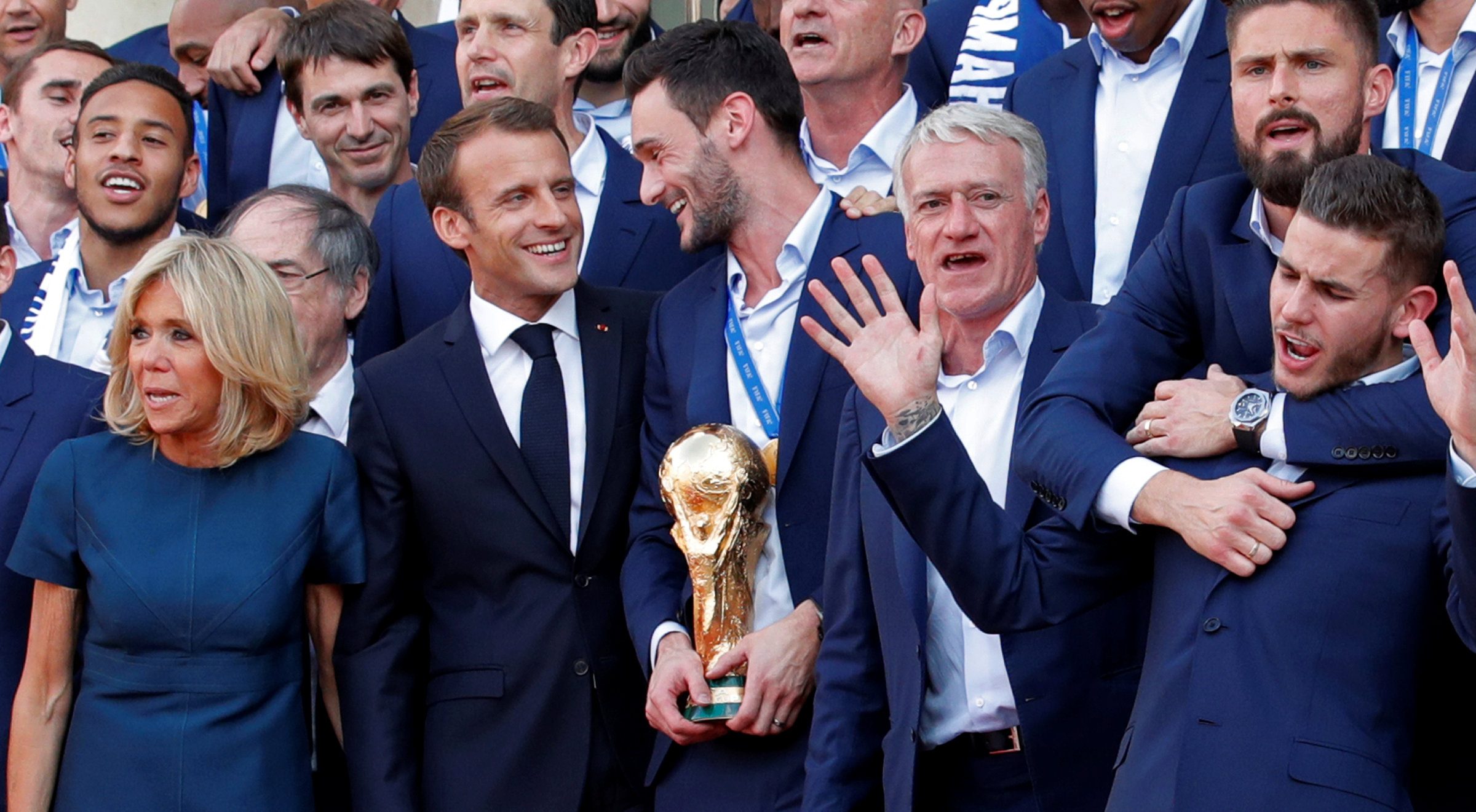 شاهد أبطال فرنسا العائدين بكأس العالم يزفون بالشانزليزيه.. كيف لا، وهذا ما سيجنيه ماكرون من هذا الإنجاز