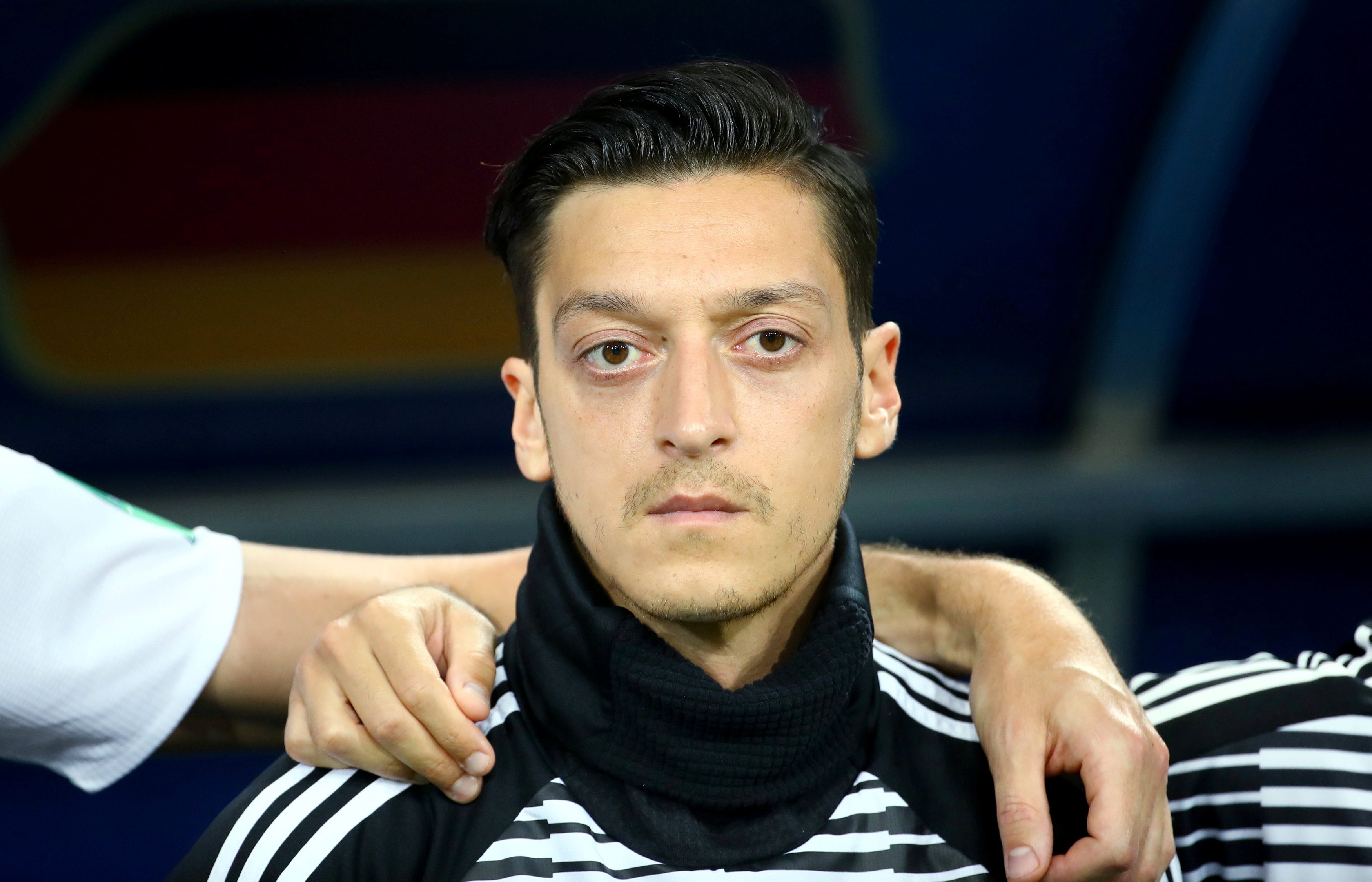 أوزيل يعتزل اللعب مع منتخب ألمانيا رداً على منتقديه جراء صورته مع أردوغان: لا أنسى جذوري، ولي قلبان أحدهما تركي!