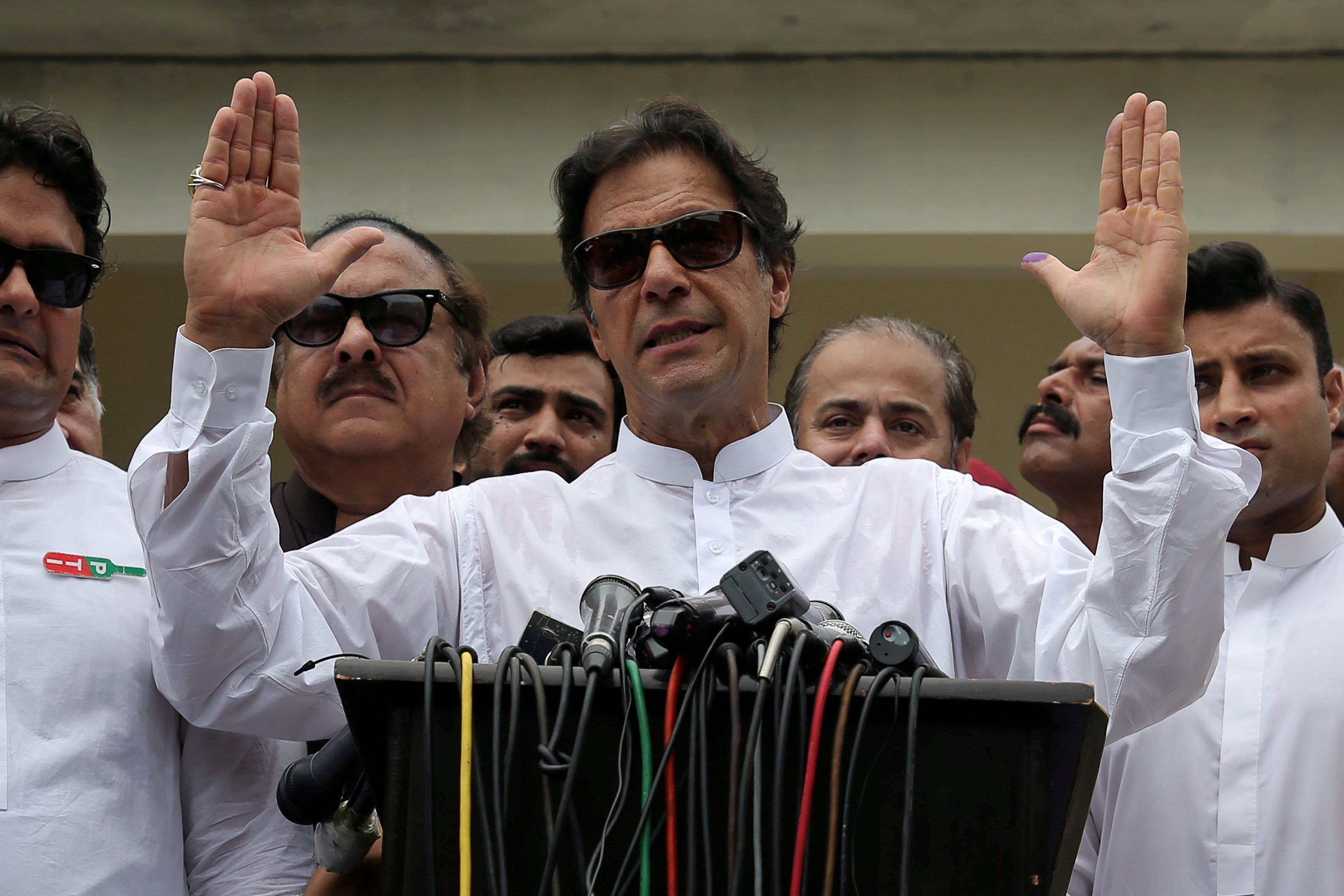 فاز إذاً عمران خان بالانتخابات، وهو الذي زعم أن «المتحكِّمين» في باكستان سيتراجعون حال صعوده.. فهل يتصادم «نجم الكريكيت» مع الجيش؟