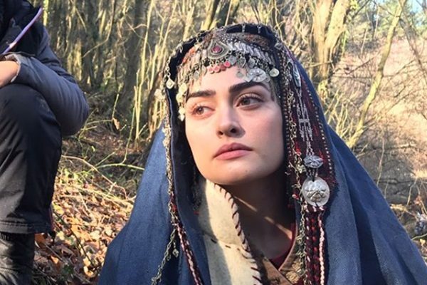 “السلطانة حليمة” تترك “أرطغرل” لـ”ضوء الحياة”.. الممثلة التركية إسراء بيلغيتش تنفي حملها، وتؤكد تعاقدها على مسلسل جديد