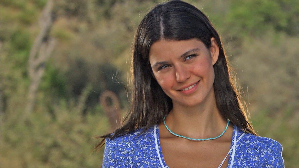هل تذكرون مشهد “اغتصاب فاطمة” في المسلسل التركي؟ بيرين سات تتحدث عنه لأول مرة منذ سنوات