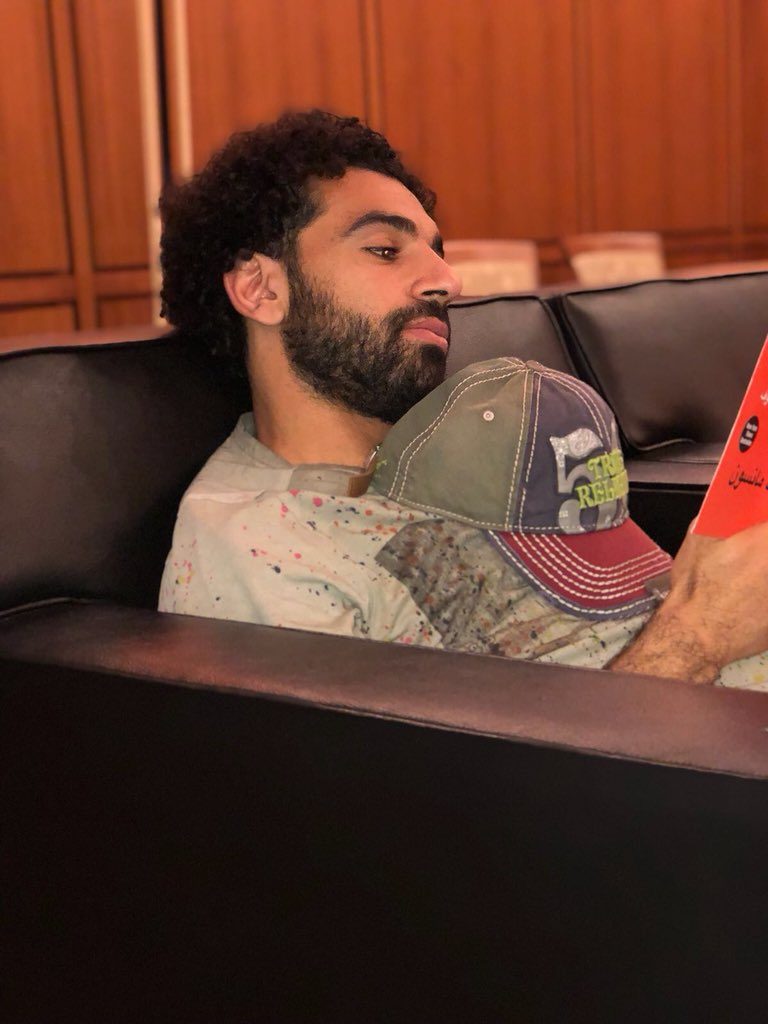 مؤلف الكتاب الذي كان يقرأه صلاح وحاول إخفاءه عن محبيه يعلق على صورة نجم ليفربول ويوجه له رسالة