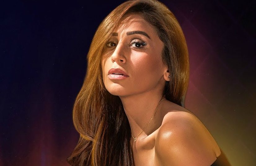 لغاياتٍ عاطفية – دينا الشربيني تُشارك في “تحدّي كيكي”، لكنها فضّلت الرقص على أغنية عمرو دياب! (فيديو)