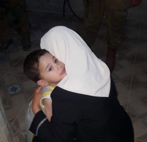 هل شاهدت صورة هذه الأم التي تودع طفلها قبل الاعتقال… زوجها يروي تفاصيل جديدة عنها