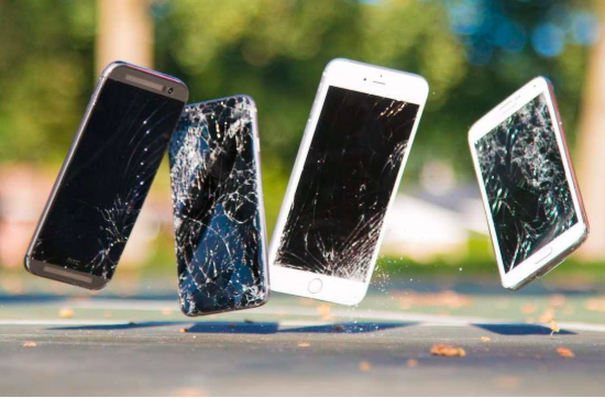 لماذا لا ينكسر الهاتف عندما يقع من ارتفاعات شاهقة لكن يتحطَّم إذا أفلتَّه من يدك؟ العلم يشرح لك السبب