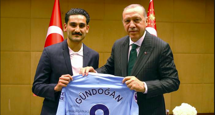 “حان دورك يا غوندوغان”.. مطالبات لتركي آخر ظهر مع أردوغان وأوزيل بالاعتزال أيضاً!
