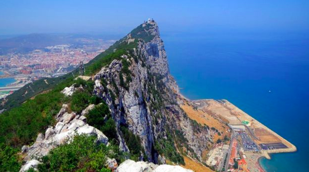 جبل طارق: سكانها يستخدمون أغرب مطارات العالم ويرفضون الوصاية الإسبانية.. ما لا تعرفه عن البلد الأوروبي الصغير