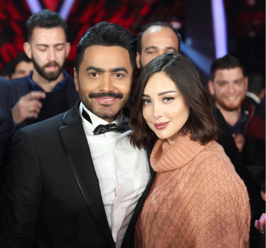 بعد اتهامه بخيانة زوجته مع فتاةٍ لبنانية… تامر حسني يُنهي الجدل ويردّ على خبر طلاقه!