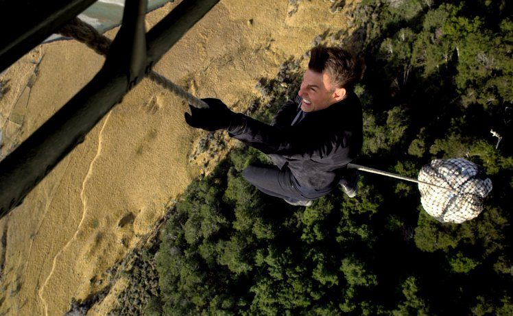 كسر كاحله في مشهدٍ سابق – توم كروز يؤدّي مشهد المروحية الخطير بنفسه في فيلم Mission Impossible! (فيديو)