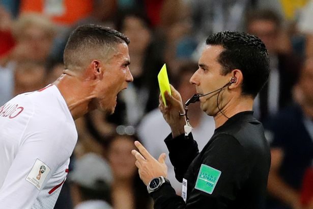 لا عجب أنه حصل على بطاقة صفراء.. هذا ما قاله رونالدو للحكم خلال مباراة بلاده أمام أوروغواي!